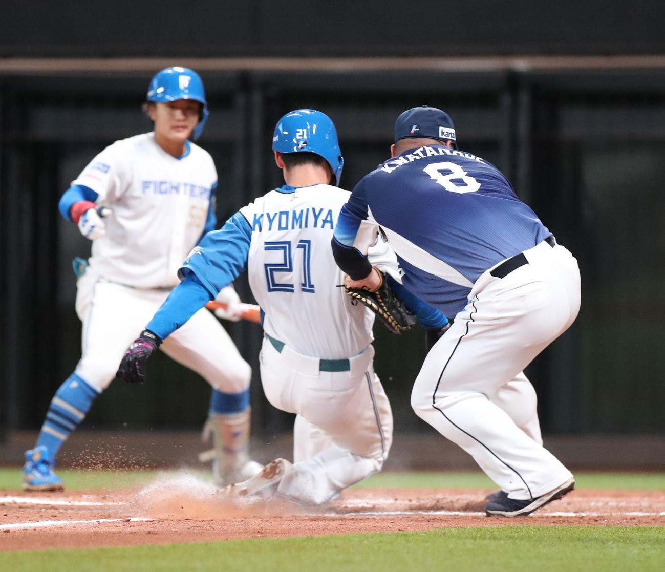 日本ハム対西武　4回裏日本ハム2死二、三塁、三本間で挟まれ走塁死する三塁走者の清宮（撮影・佐藤翔太）