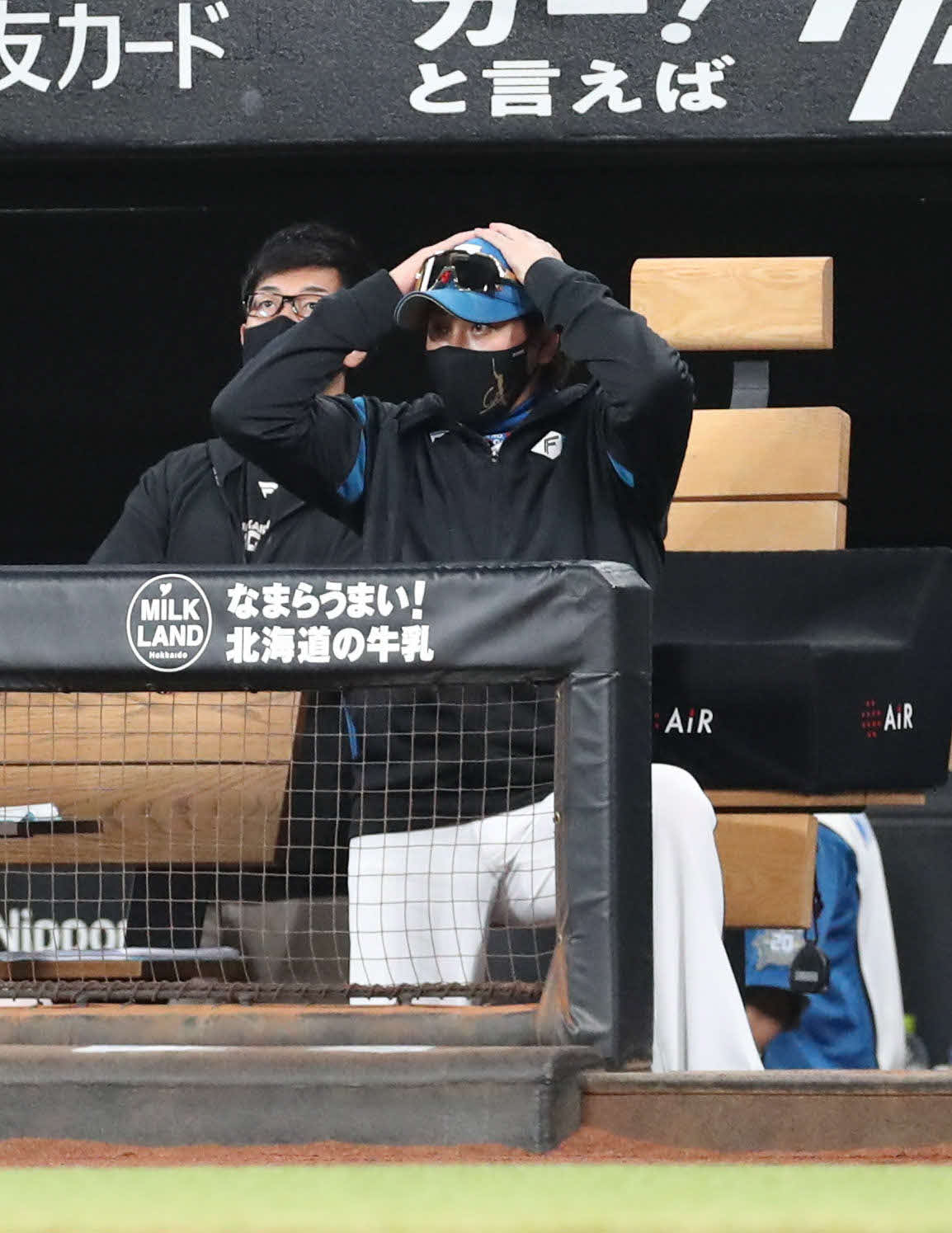 日本ハム対西武　ベンチで頭をかかえる日本ハム新庄監督（撮影・佐藤翔太）