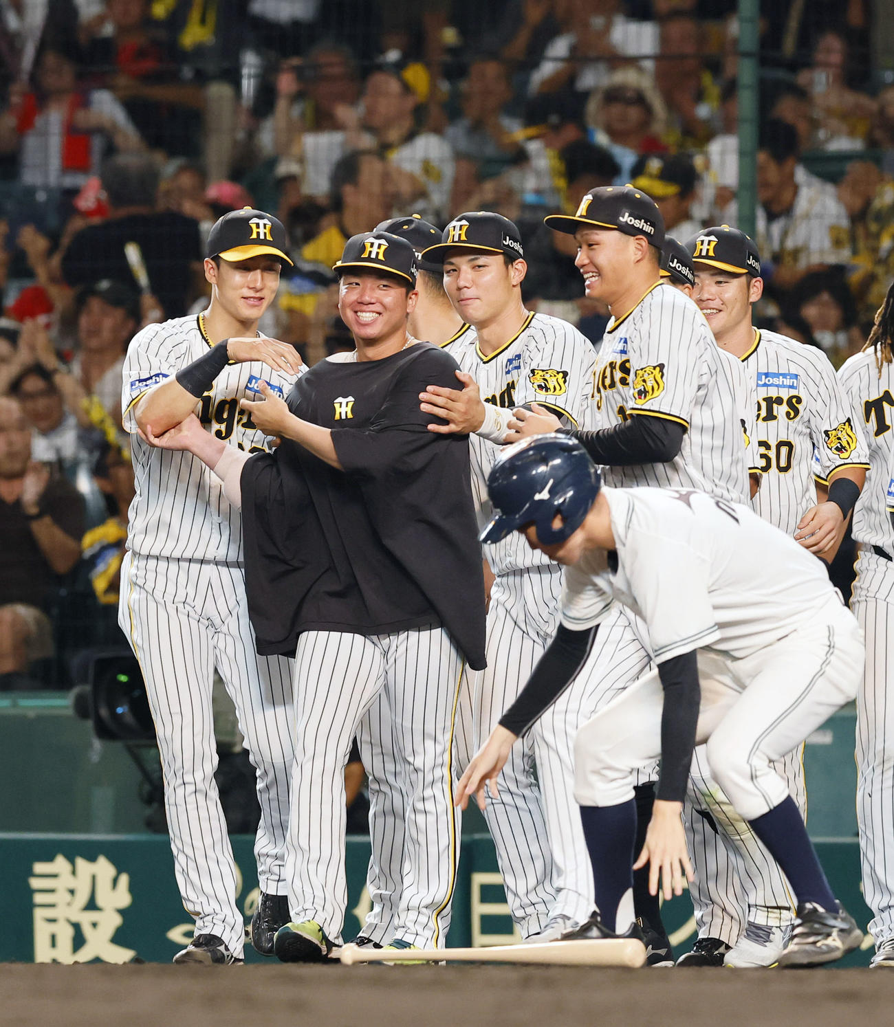 阪神対広島　10勝目を飾り、ナインと喜ぶ阪神村上（左から2人目）（撮影・藤尾明華）