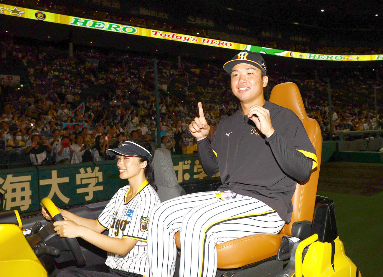 阪神対広島　10勝目を挙げポーズを決める阪神村上（撮影・上山淳一）