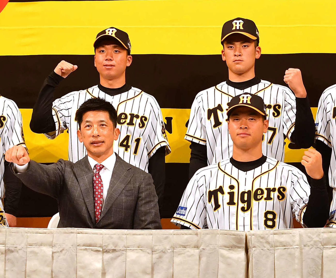 20年、新人選手入団発表会で記念撮影する下段右から佐藤輝、矢野監督、上段右から高寺、村上
