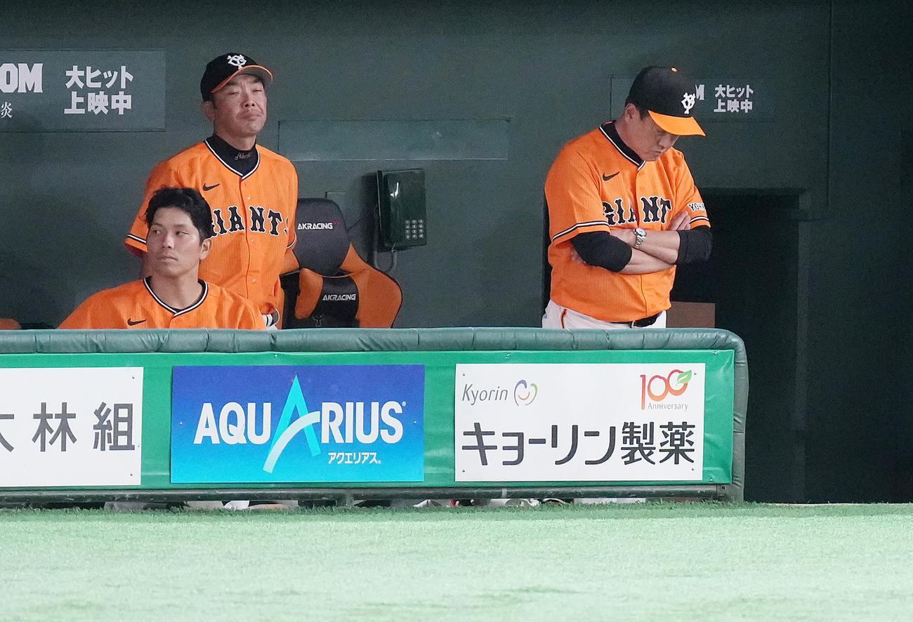 巨人対中日　12回裏、ベンチでうつむく巨人原監督（右）（撮影・鈴木みどり）