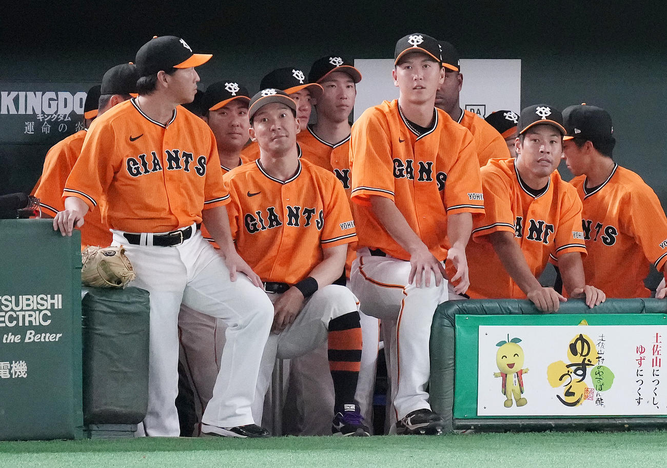 巨人対中日　引き分けに終わり、ぼうぜんとする戸郷（中央奥）ら巨人ベンチ（撮影・鈴木みどり）