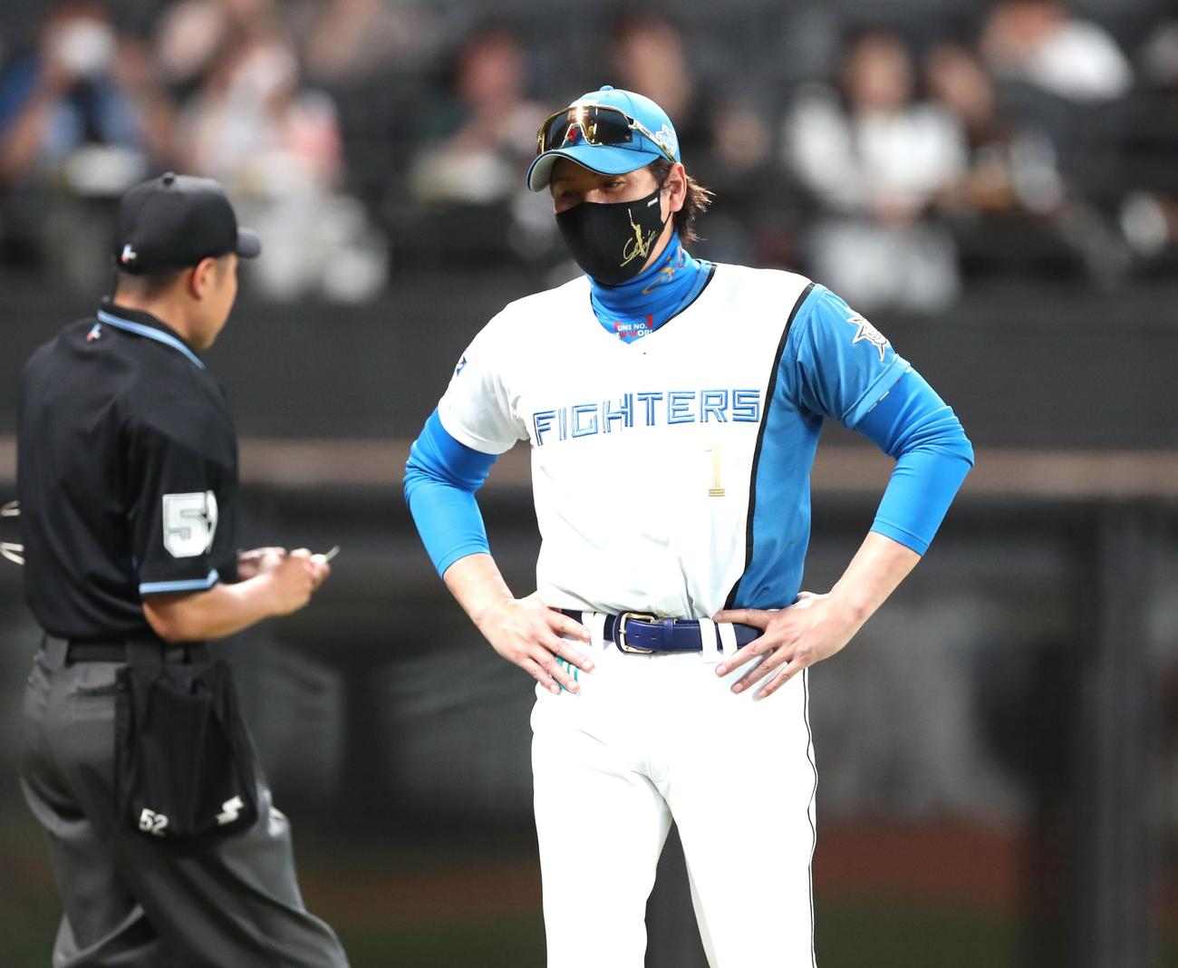 日本ハム対西武　7回表、投手交代を告げる新庄監督（撮影・黒川智章）