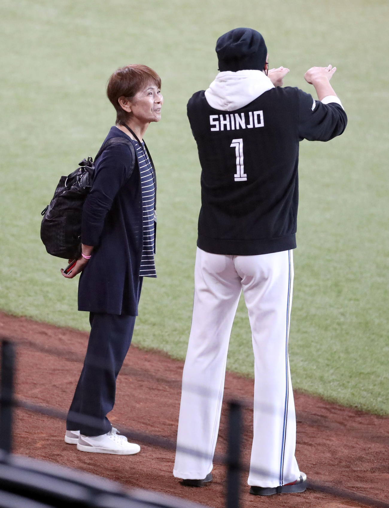 日本ハム対西武　試合前、談笑する宇津木妙子氏（左）と日本ハム新庄監督（撮影・佐藤翔太）