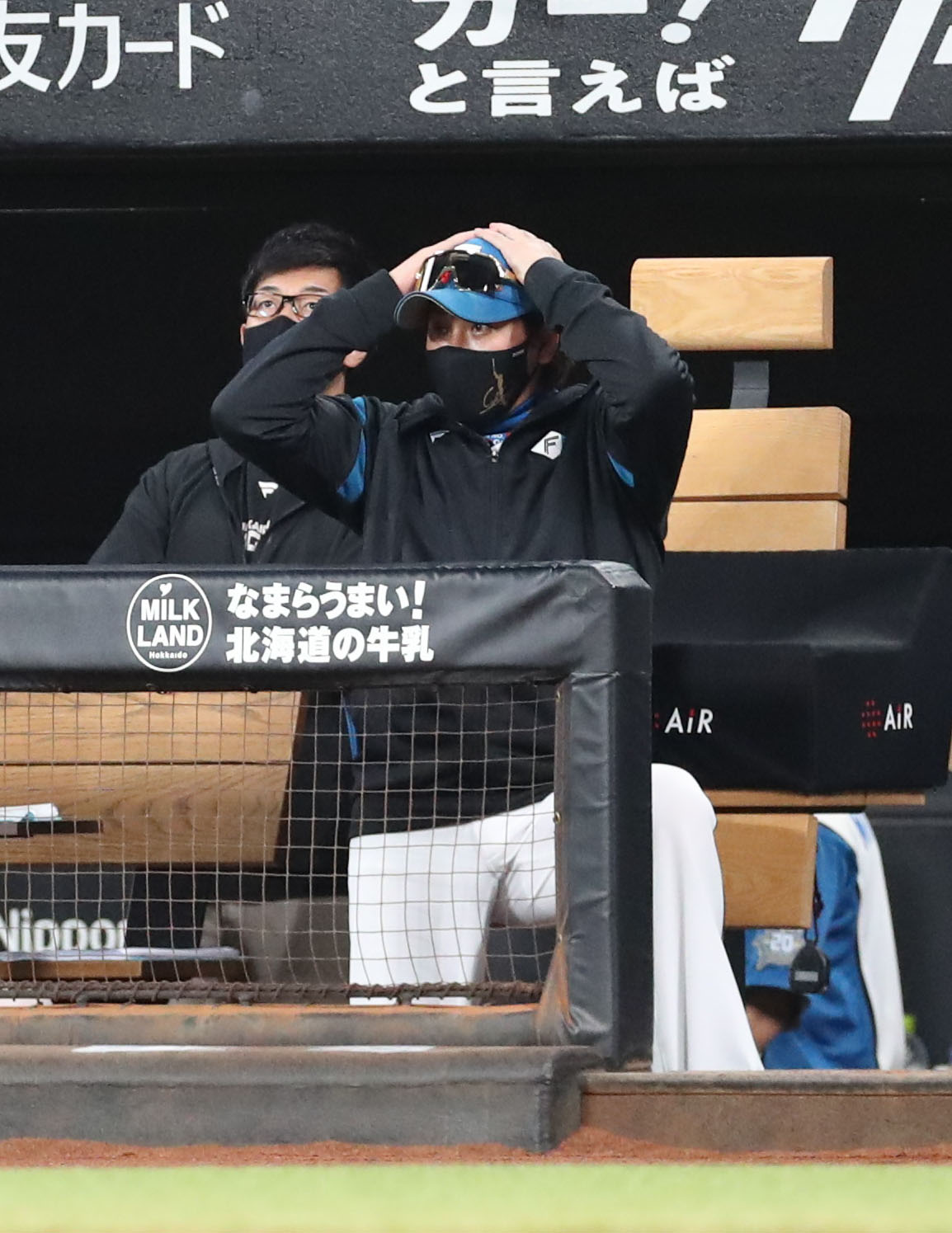 日本ハム対西武　ベンチで頭をかかえる日本ハム新庄監督（撮影・佐藤翔太）