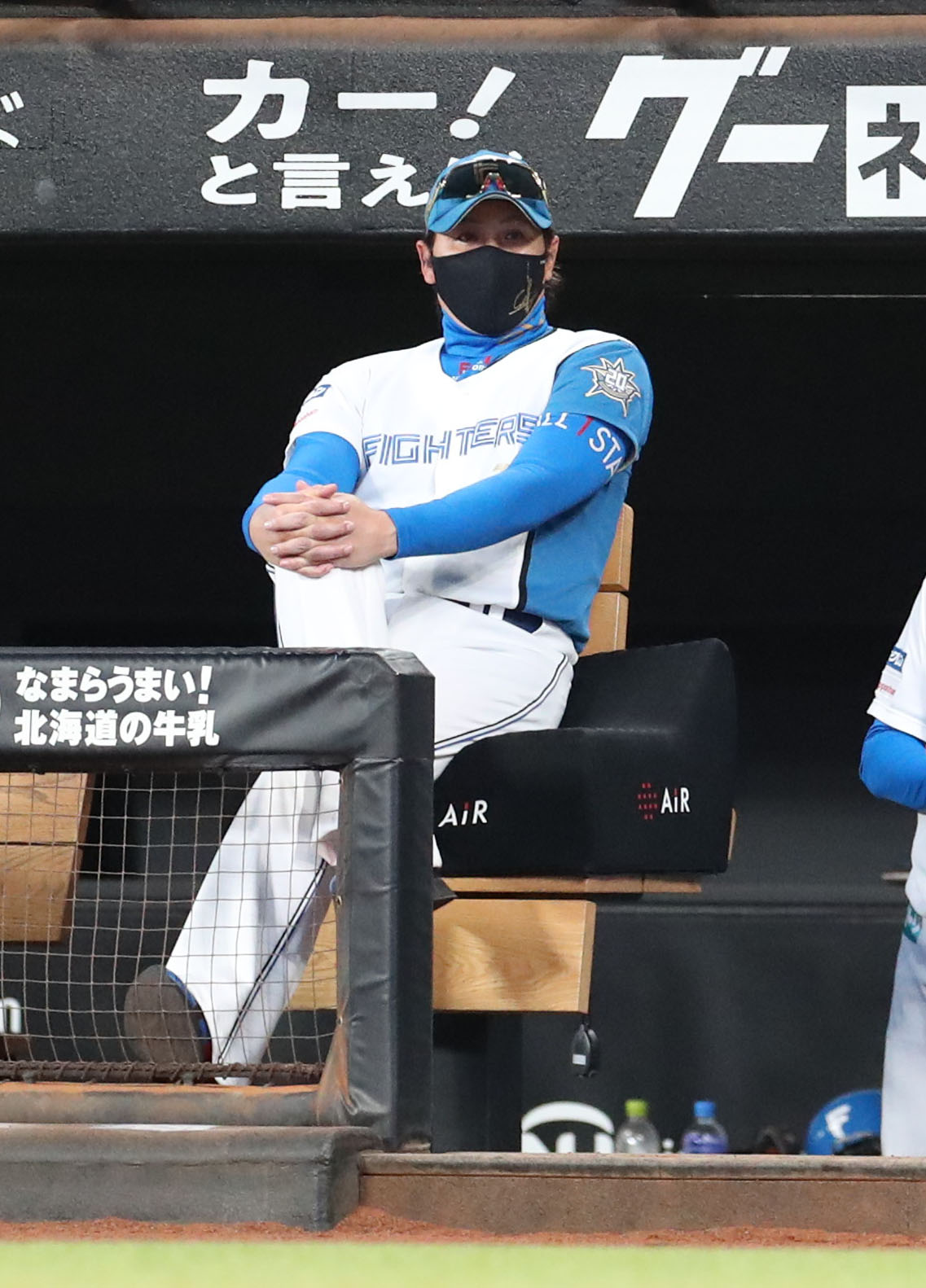 日本ハム対西武　ベンチからグラウンドを見つめる日本ハム新庄監督（撮影・佐藤翔太）