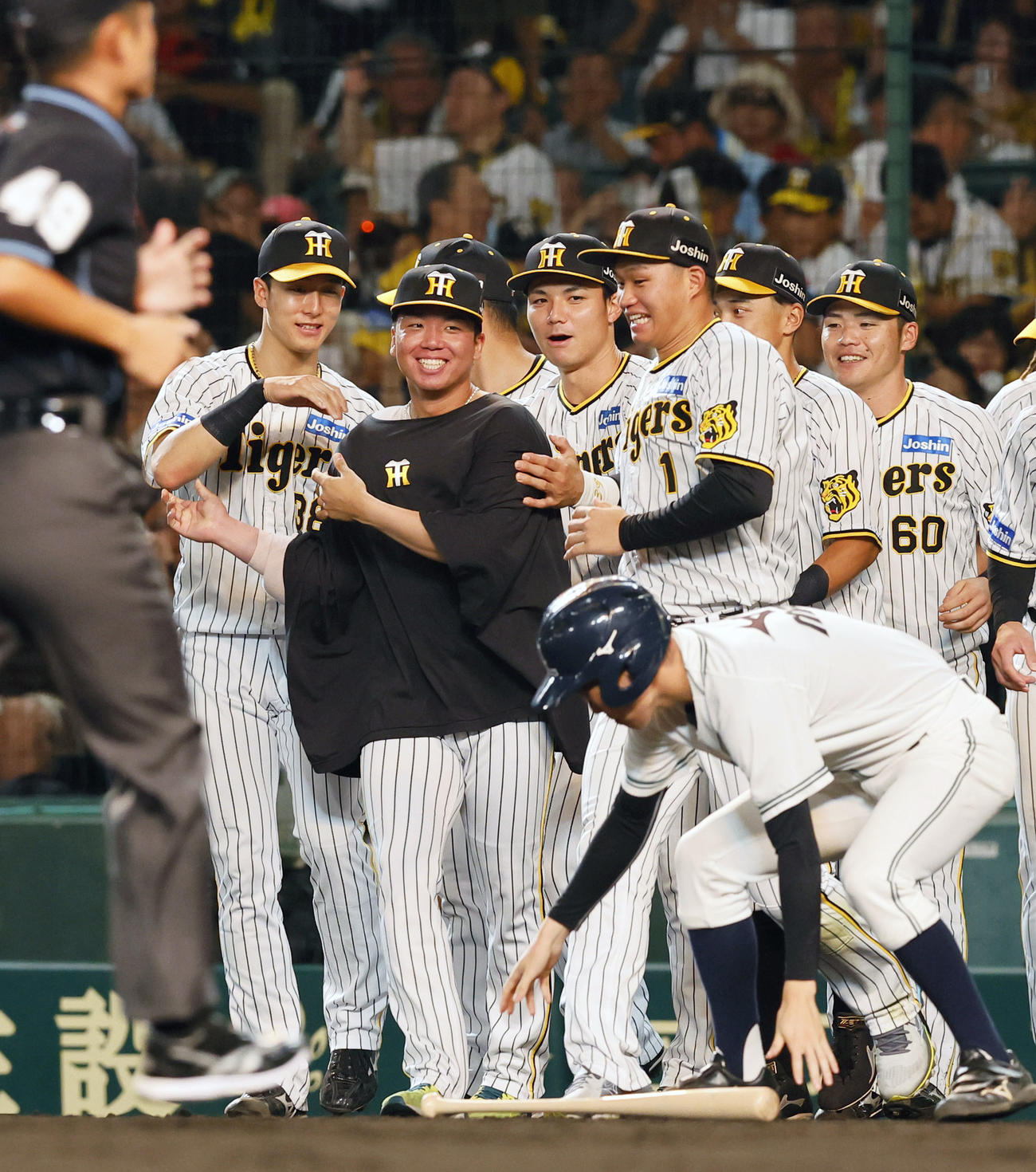 阪神対広島　10勝目を飾った村上（左から2人目）は、ナインに祝福される（撮影・藤尾明華）