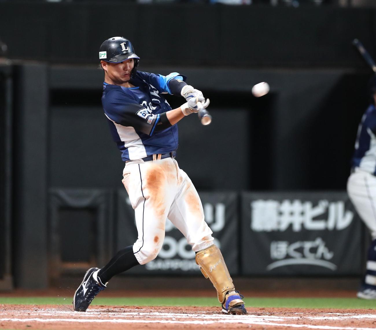 7回表西武無死一、二塁、左越え適時二塁打を放つ佐藤龍（撮影・黒川智章）