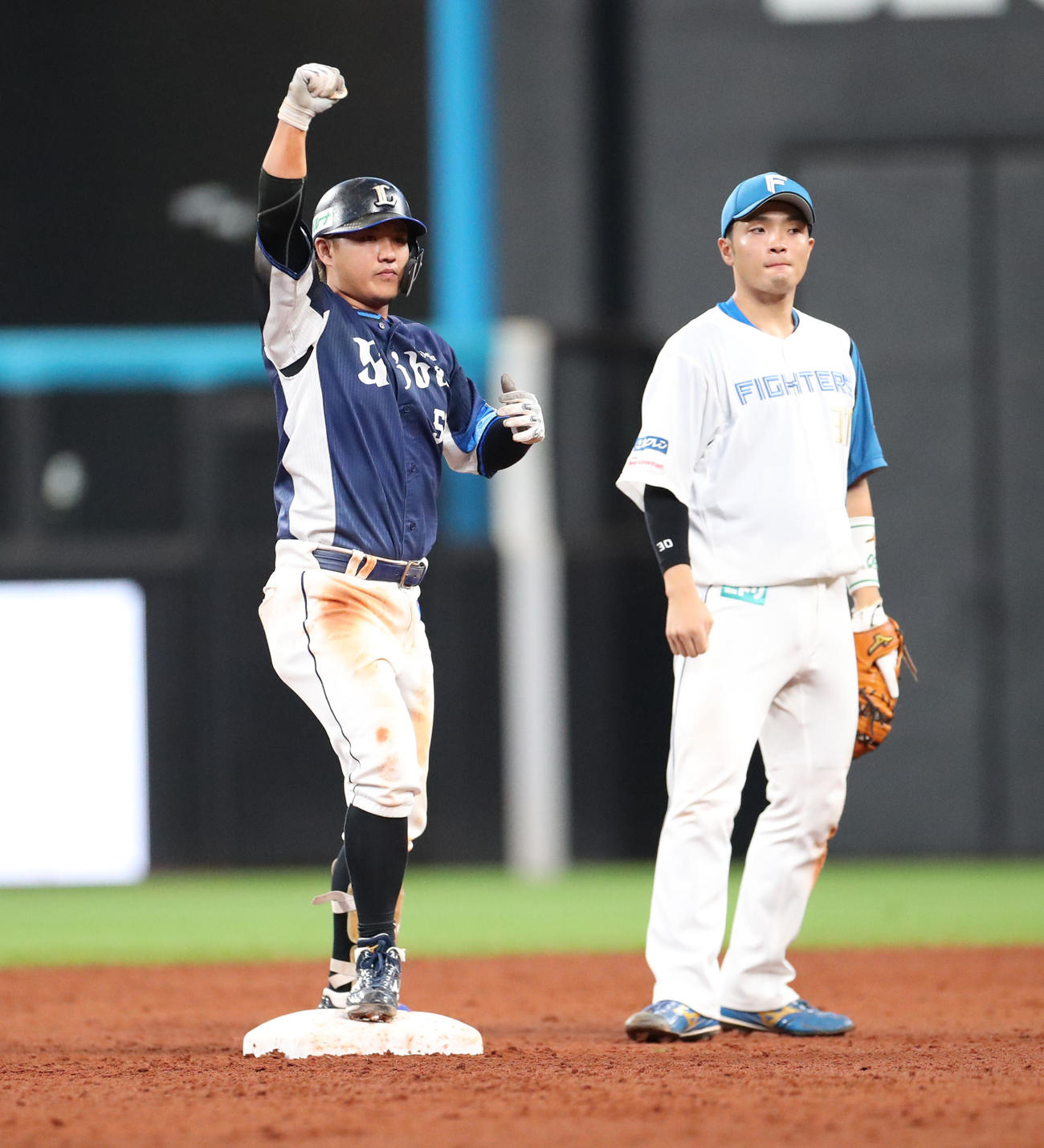 日本ハム対西武　7回表西武無死一、二塁、佐藤龍は適時二塁打を放ちガッツポーズをする（撮影・佐藤翔太）