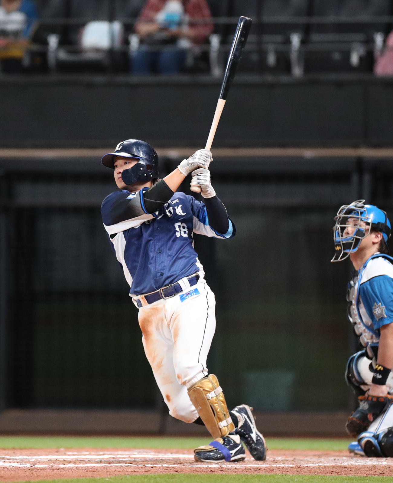 日本ハム対西武　7回表西武無死一、二塁、佐藤龍は適時二塁打を放つ（撮影・佐藤翔太）