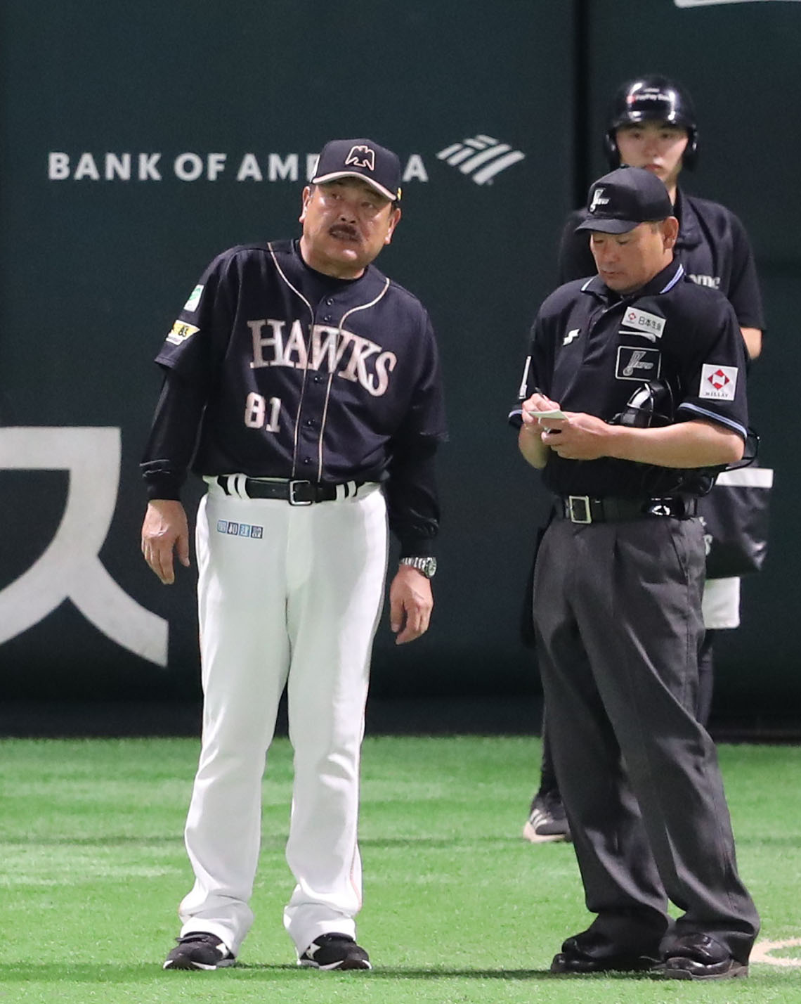 ソフトバンク対楽天　選手交代を審判に告げる藤本監督（撮影・梅根麻紀）