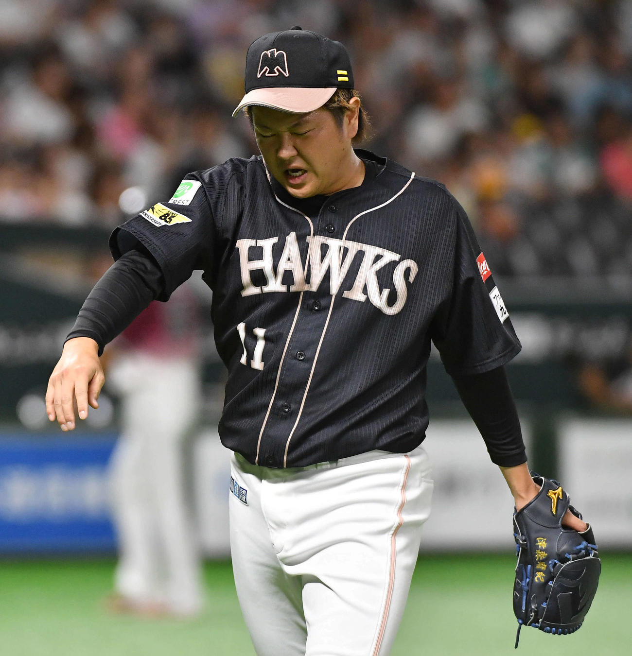 ソフトバンク対楽天　9回表、小深田に適時三塁打を打たれた津森は悔しそうな表情でベンチへ戻る（撮影・岩下翔太）
