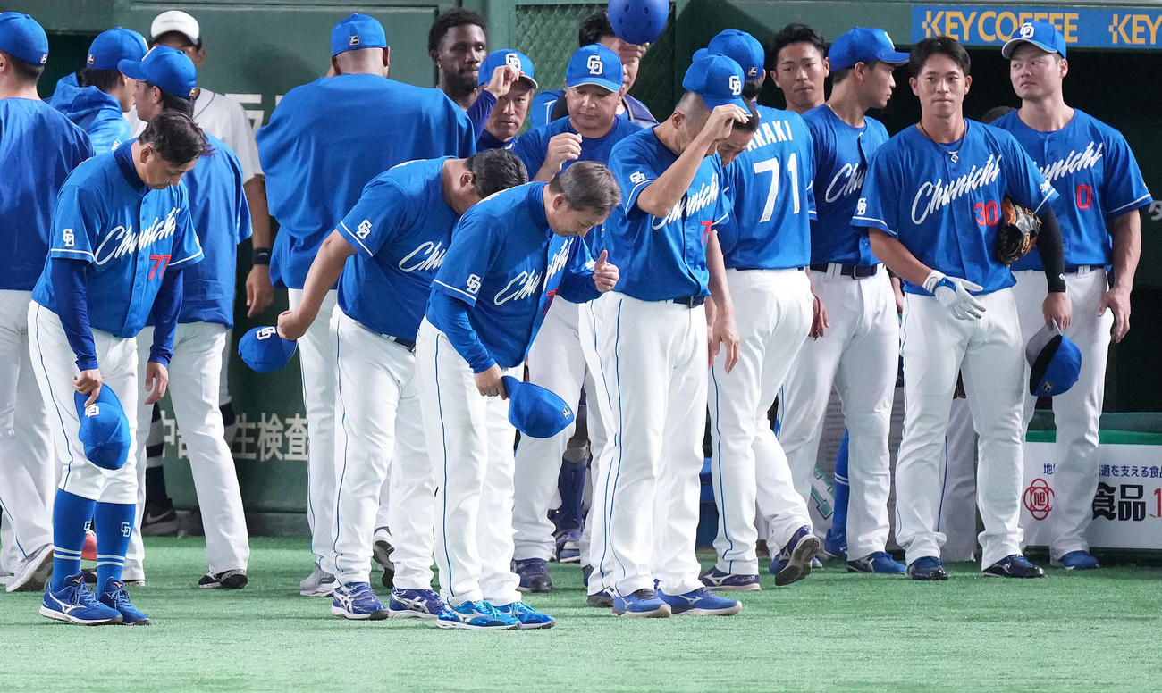 巨人対中日　引き分けに終わり、ファンに一礼する中日立浪監督（中央）（撮影・鈴木みどり）