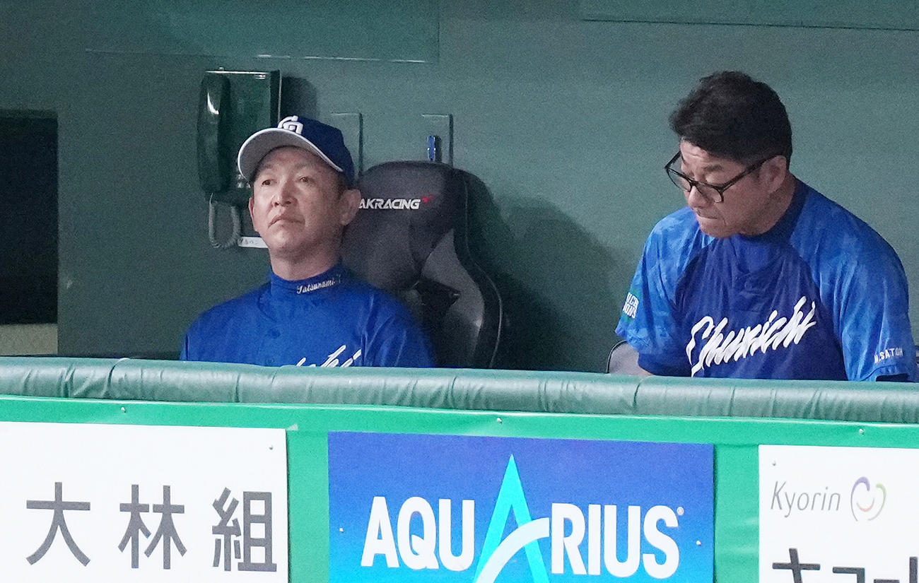 巨人対中日　ベンチで浮かない表情の中日立浪監督（左）（撮影・鈴木みどり）
