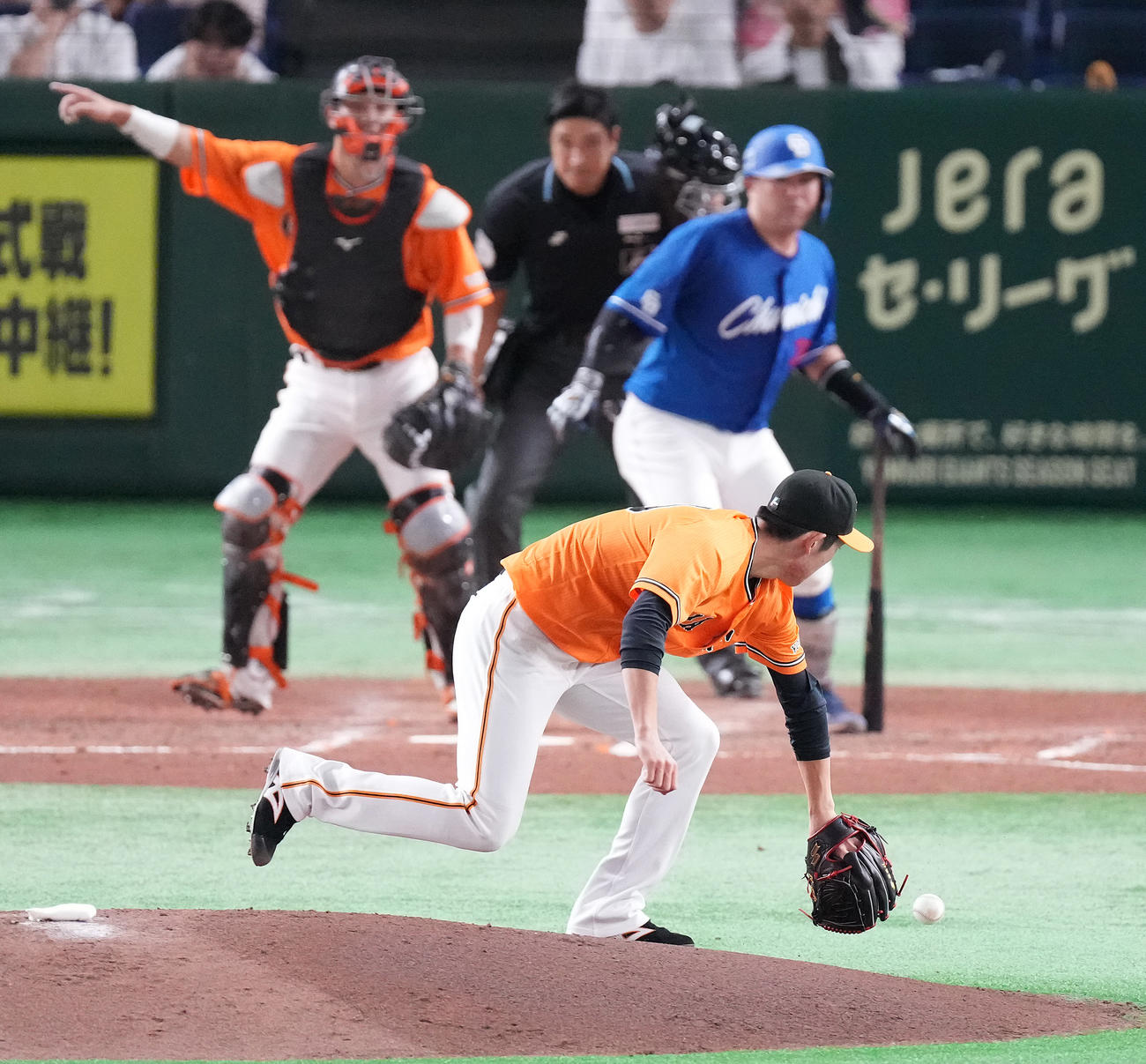 巨人対中日　5回表中日1死、木下を投ゴロに仕留める戸郷（撮影・鈴木みどり）