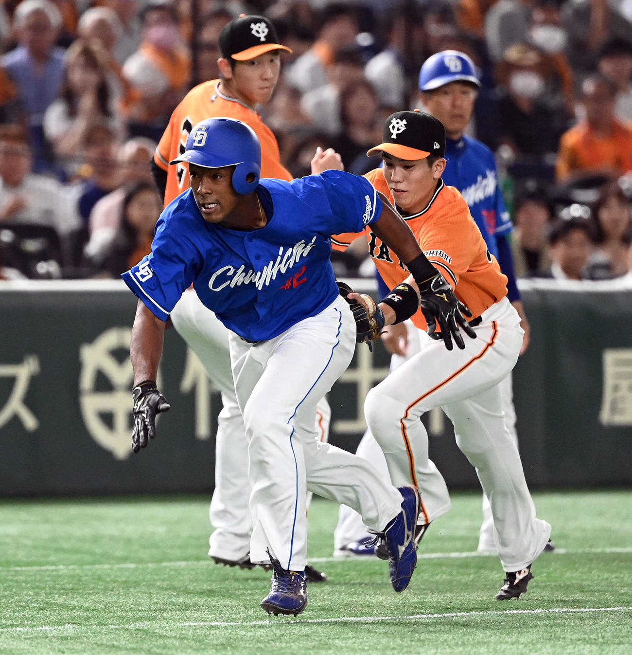 巨人対中日　4回表中日無死三塁、カリステの三ゴロで飛び出したブライトは遊撃手門誠にタッチされアウト（撮影・たえ見朱実）