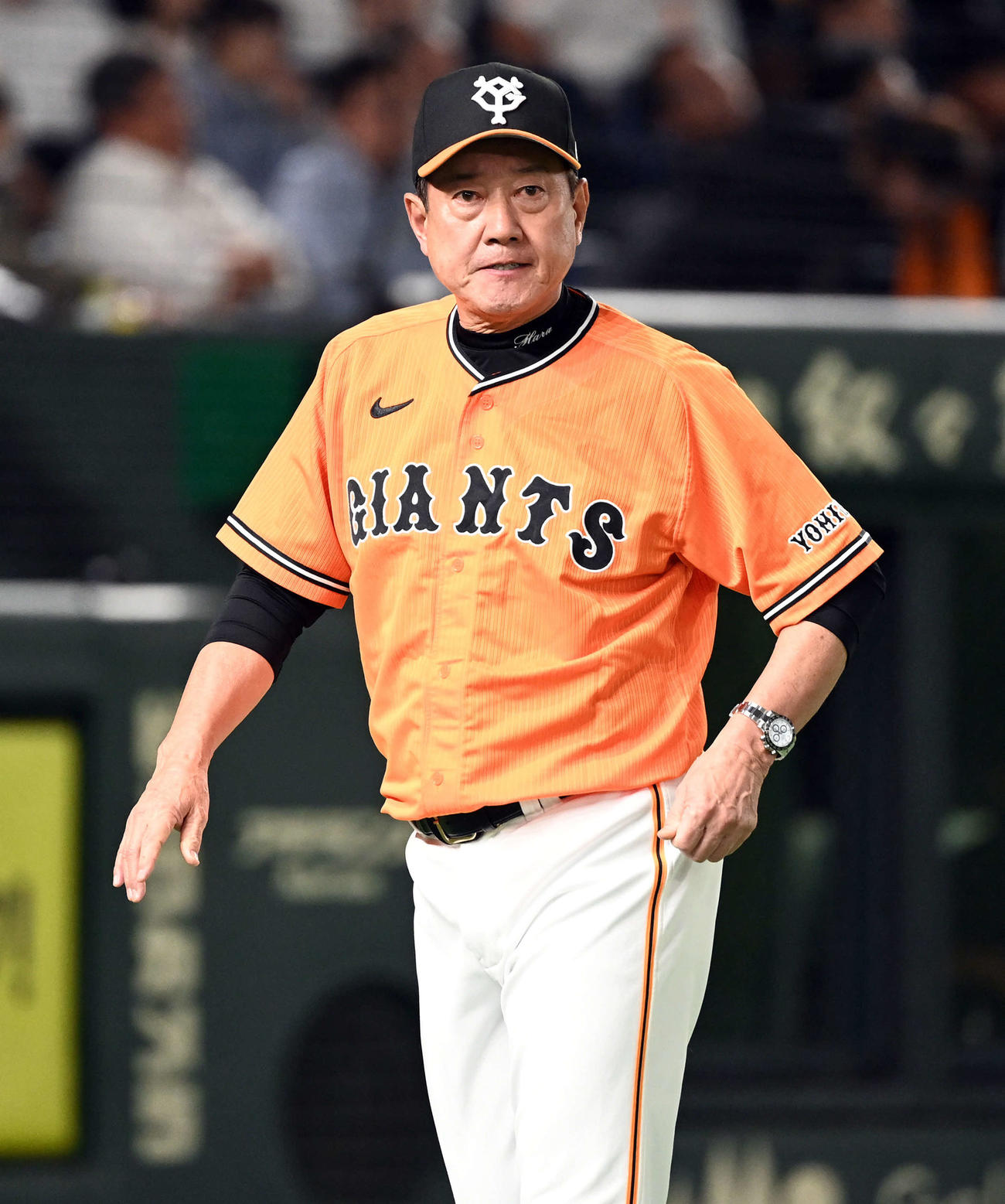 巨人対中日　12回裏、選手交代を告げベンチに戻る巨人原辰徳監督（撮影・たえ見朱実）