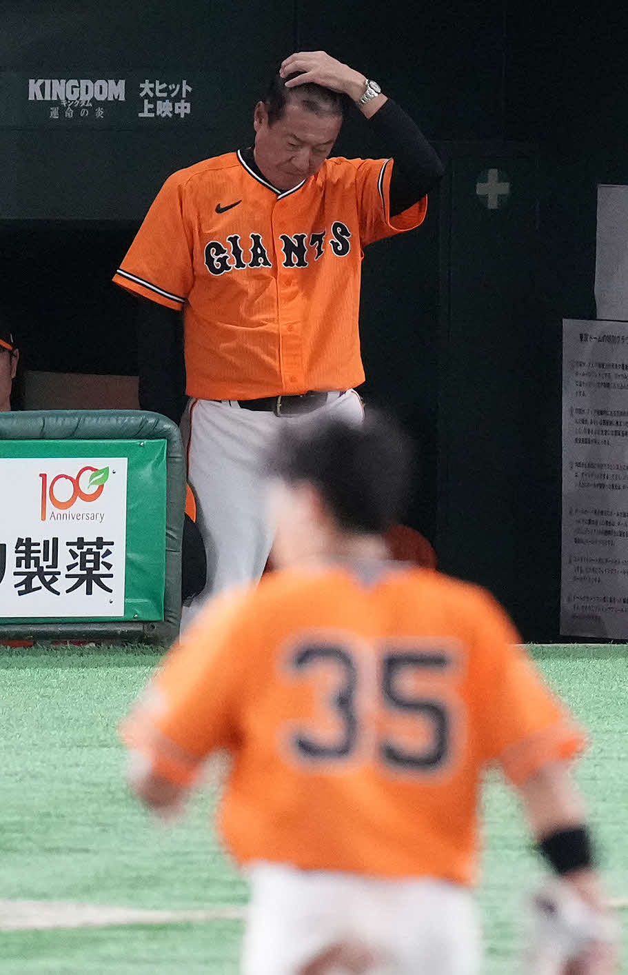 巨人対中日　8回裏巨人無死一塁、丸が空振り三振に倒れた後、二盗に失敗しベンチへ戻る一塁走者門脇（手前）と髪をかきあげる原監督（撮影・鈴木みどり）