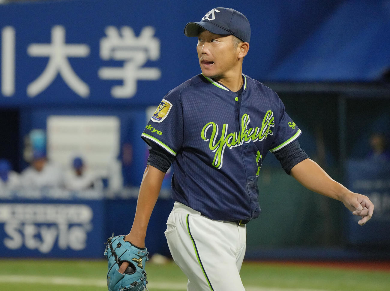 DeNA対ヤクルト　1回裏の登板を終えDeNAに先制を許し渋い表情で引き揚げるヤクルト先発の石川（撮影・垰建太）
