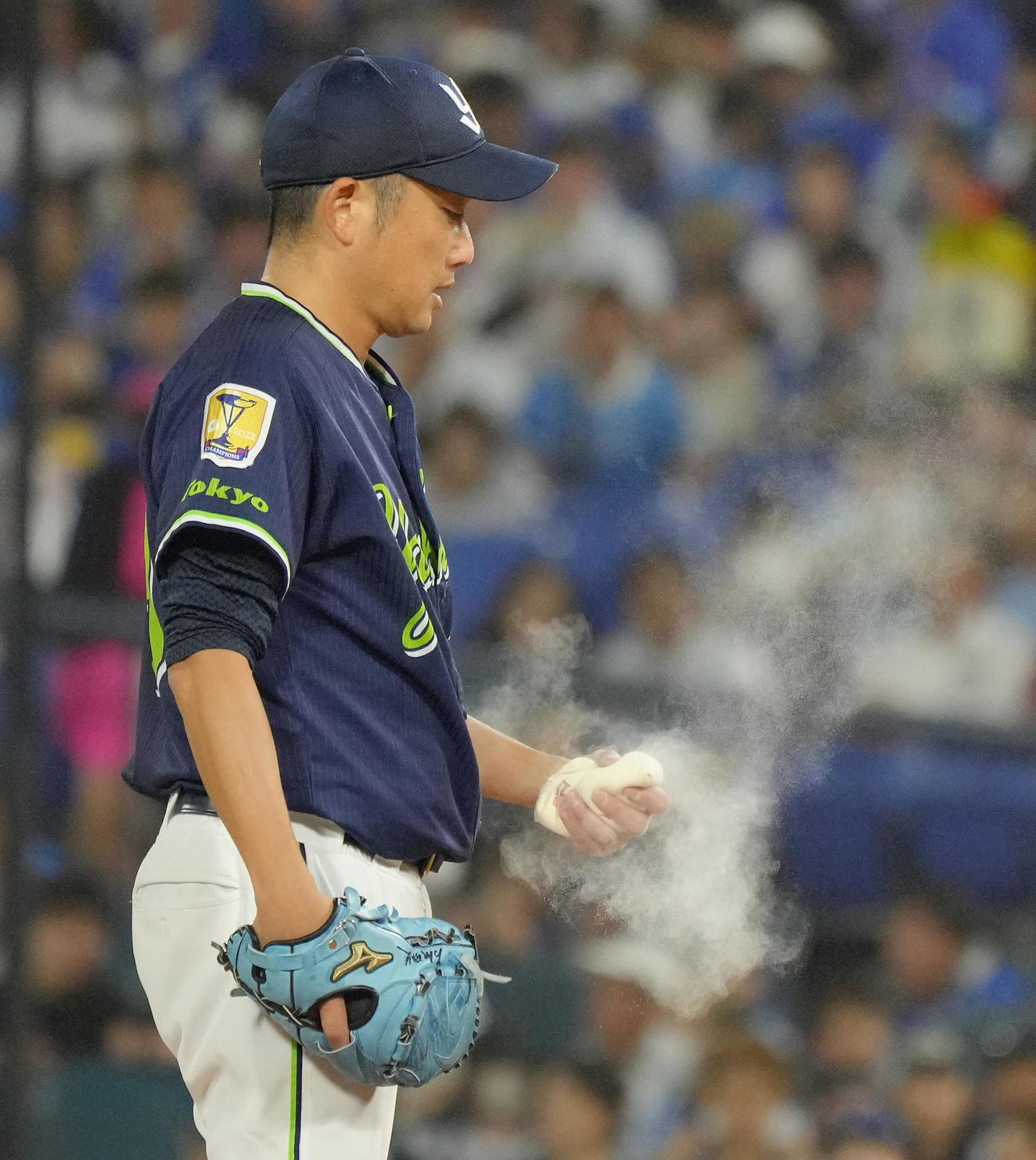 DeNA対ヤクルト　マウンドでうつむきロジンを握りしめるヤクルト先発の石川（撮影・垰建太）