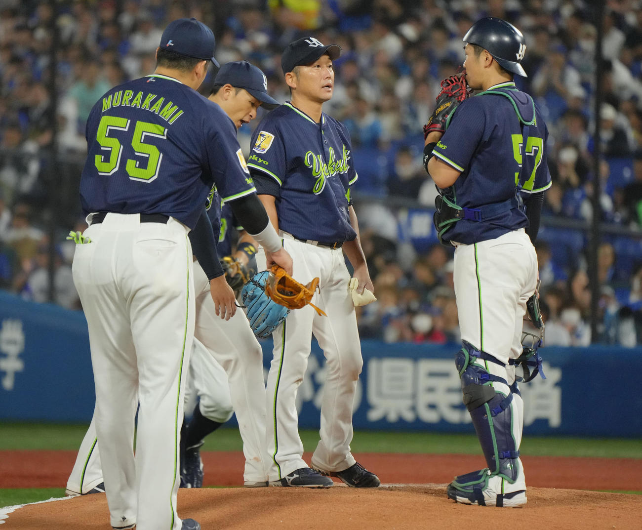DeNA対ヤクルト　5回裏DeN2死二塁、マウンドで古賀（右）らナインと話す石川（中央）（撮影・垰建太）
