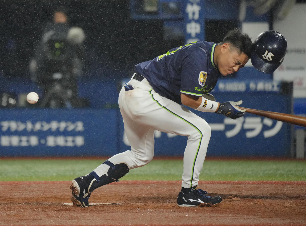 DeNA対ヤクルト　9回表ヤクルト1死一塁、頭部死球を受ける中村（撮影・垰建太）
