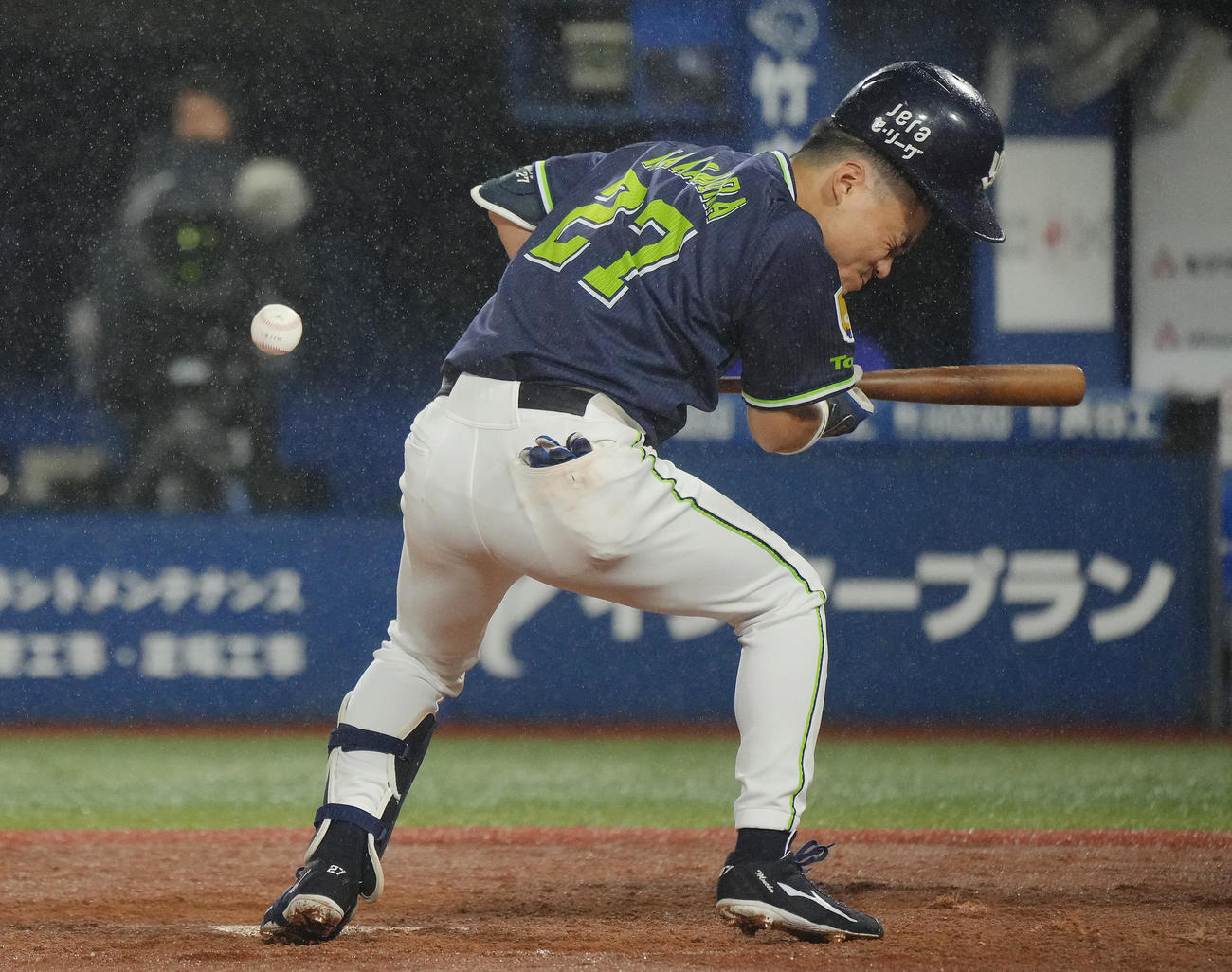 DeNA対ヤクルト　9回表ヤクルト1死一塁、頭部死球を受ける中村（撮影・垰建太）