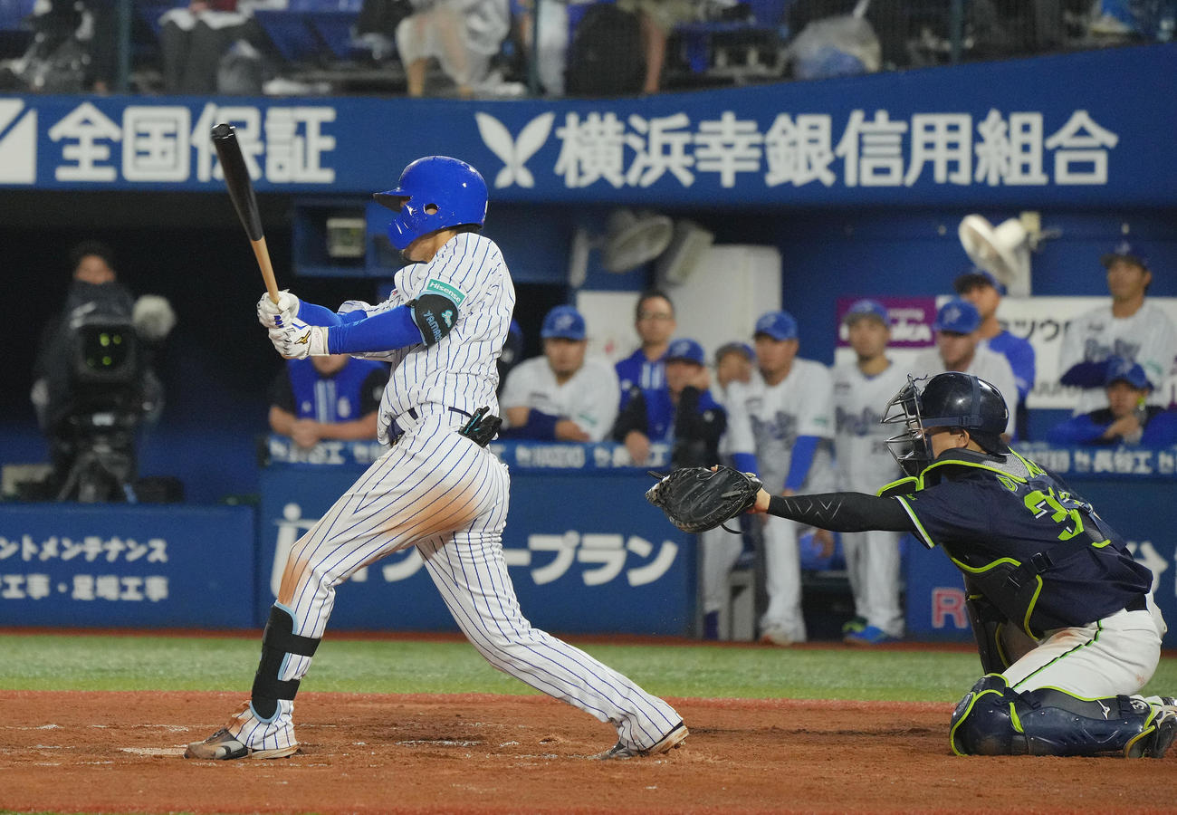 DeNA対ヤクルト　10回裏DeNA1死満塁、サヨナラ適時打を放つ大和（撮影・垰建太）