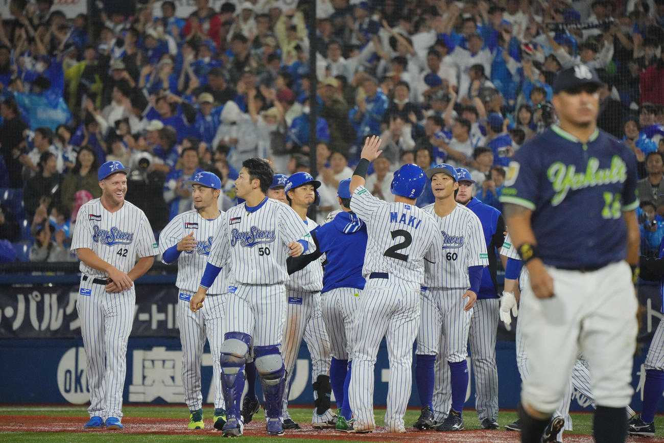 DeNA対ヤクルト　10回裏DeNA1死満塁、サヨナラ適時打を放った大和（中央）はクールにナインと喜び合う（撮影・垰建太）