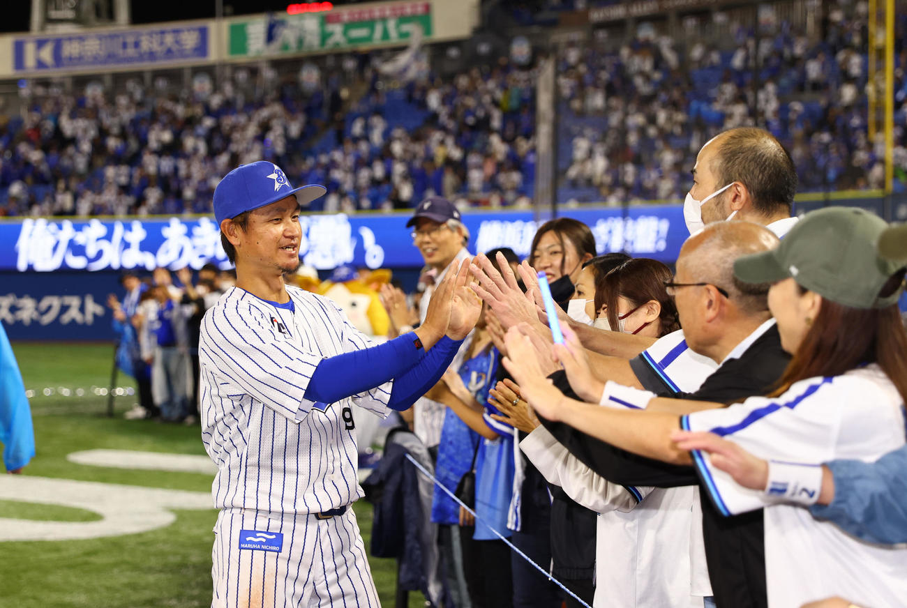 DeNA対ヤクルト　ヒーローのDeNA大和（左）はファンとタッチを交わす（撮影・垰建太）