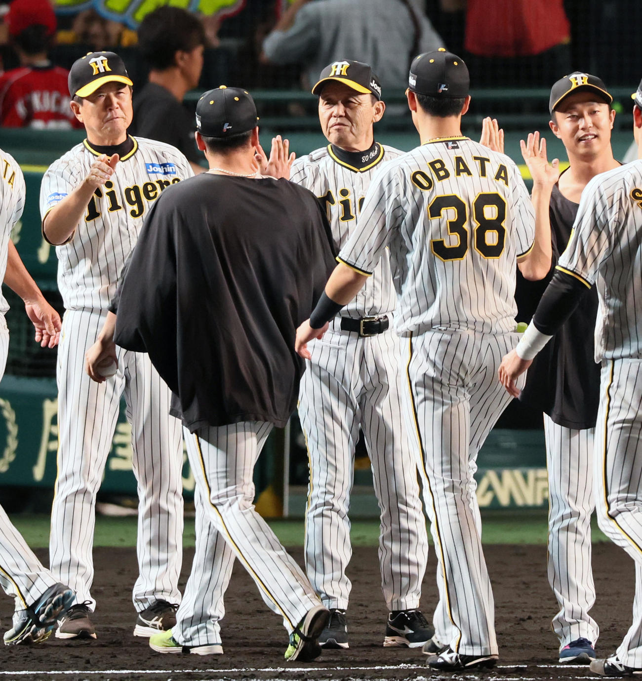 阪神対広島　広島に勝利し村上（左）とタッチする岡田監督（撮影・加藤哉）