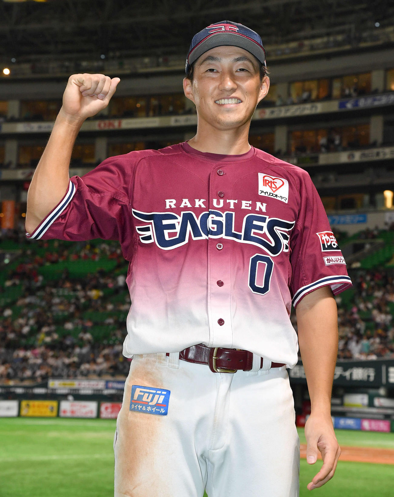 ソフトバンク対楽天　ソフトバンクに勝利し、笑顔でガッツポーズする小深田（撮影・岩下翔太）
