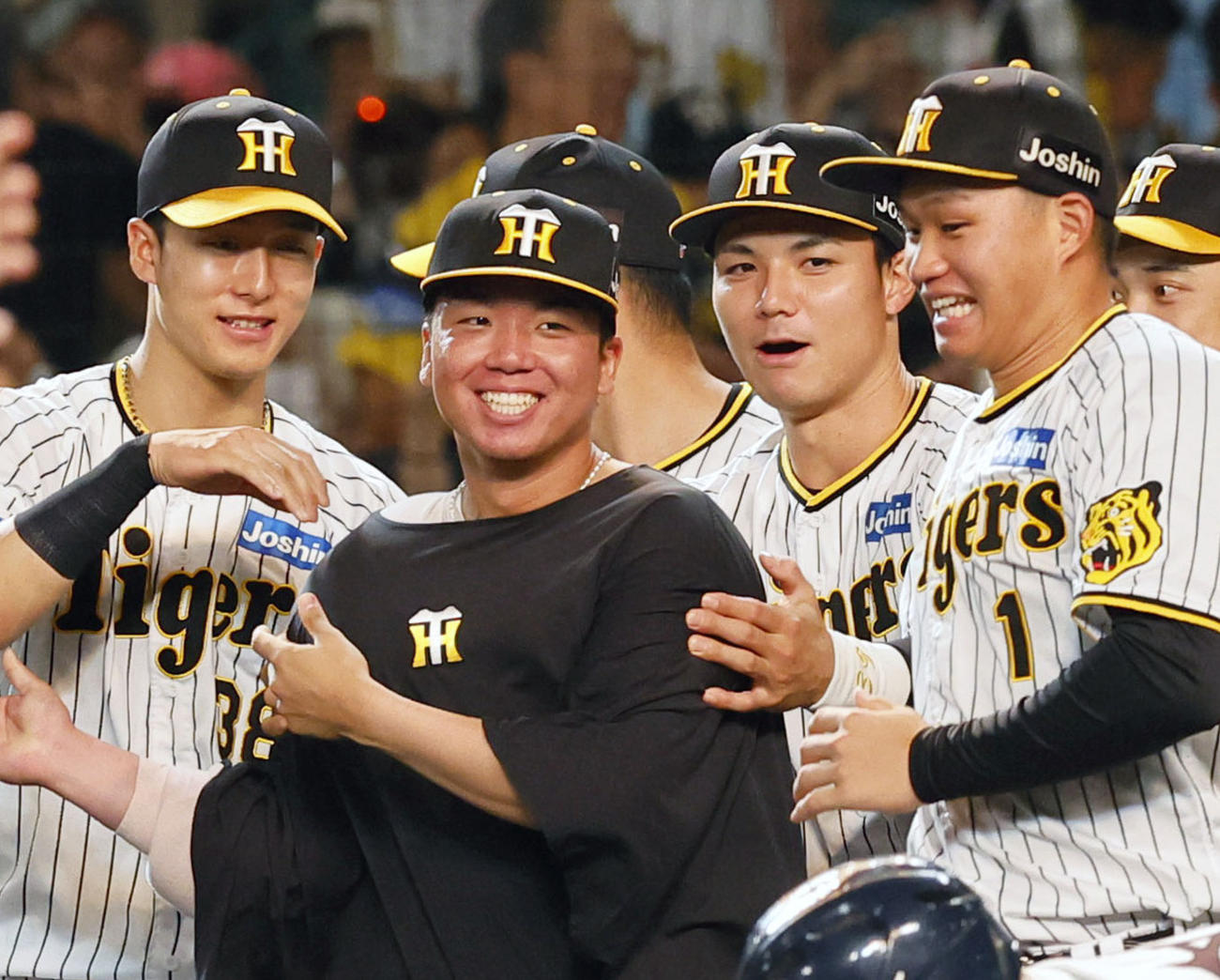 阪神対広島　10勝目を飾った村上（左から2人目）は、ナインに祝福される（撮影・藤尾明華）