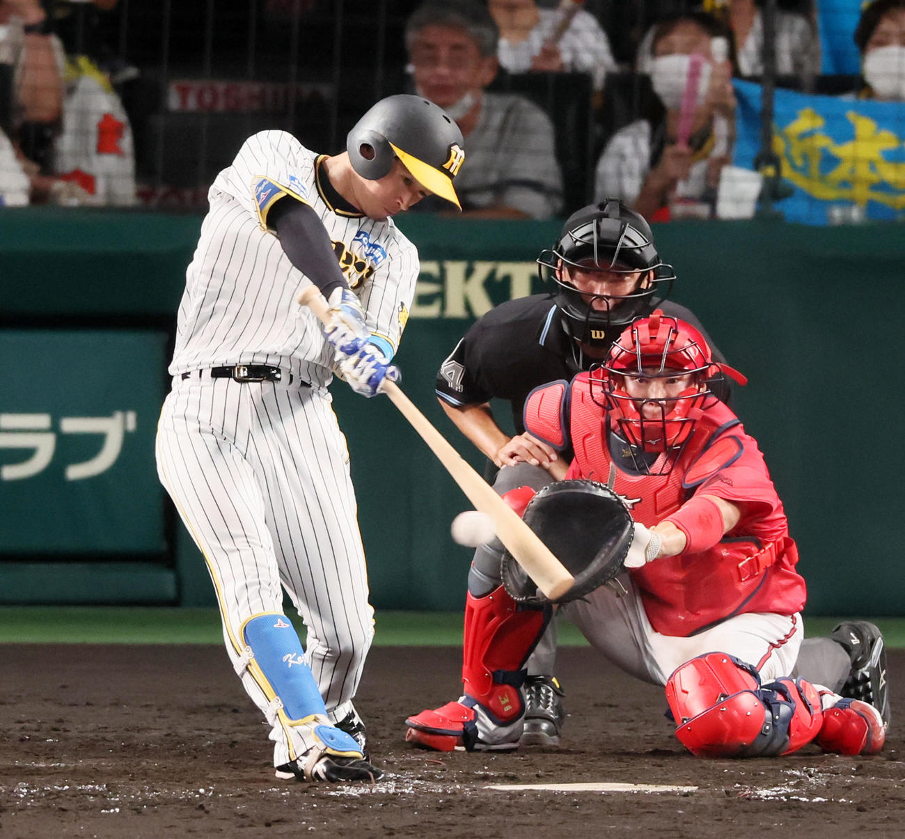 阪神対広島　5回裏阪神2死一塁、近本は右前打を放つ（撮影・加藤哉）