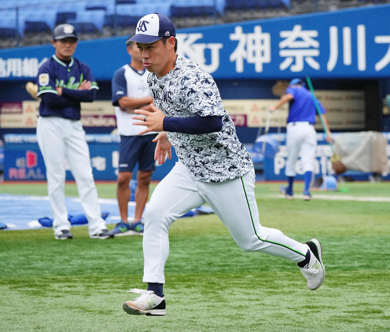 DeNA対ヤクルト　試合前、ウオーミングアップで走り込むヤクルト小川（撮影・垰建太）