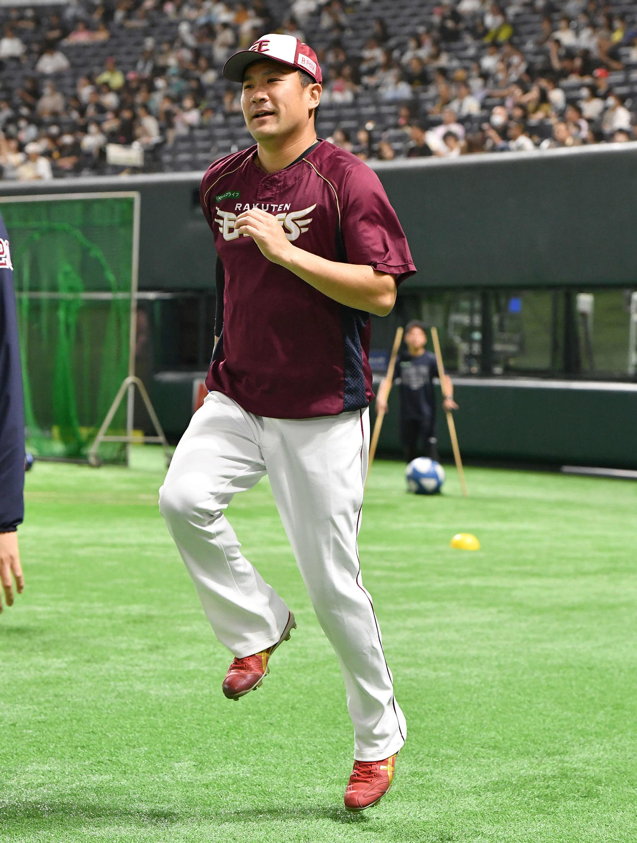 ソフトバンク対楽天　ウオーミングアップを行う田中将（撮影・岩下翔太）