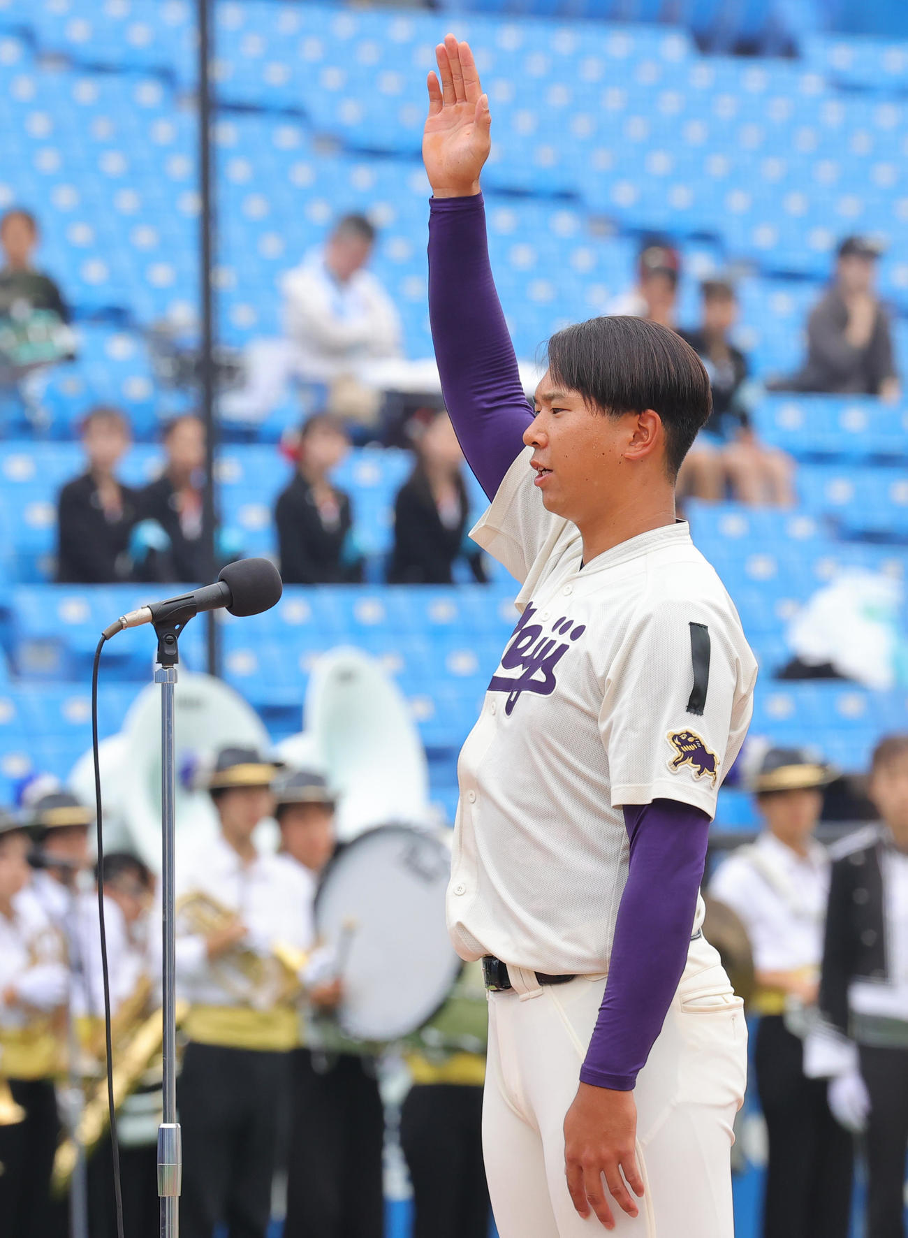 開会式で選手宣誓を行う明大・上田主将（撮影・野上伸悟）