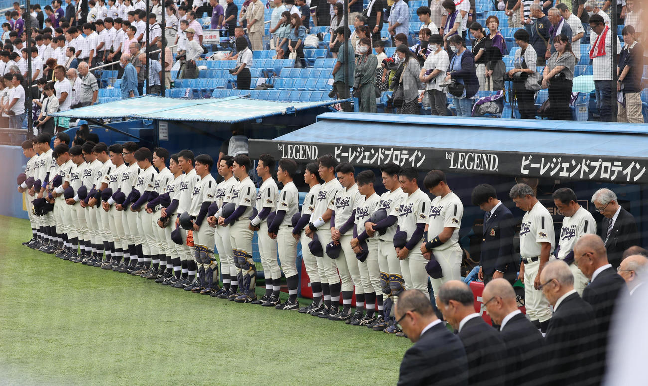 東大対明大　試合前にOBの杉下茂さんを悼み、黙とうする明大の選手ら（撮影・野上伸悟）