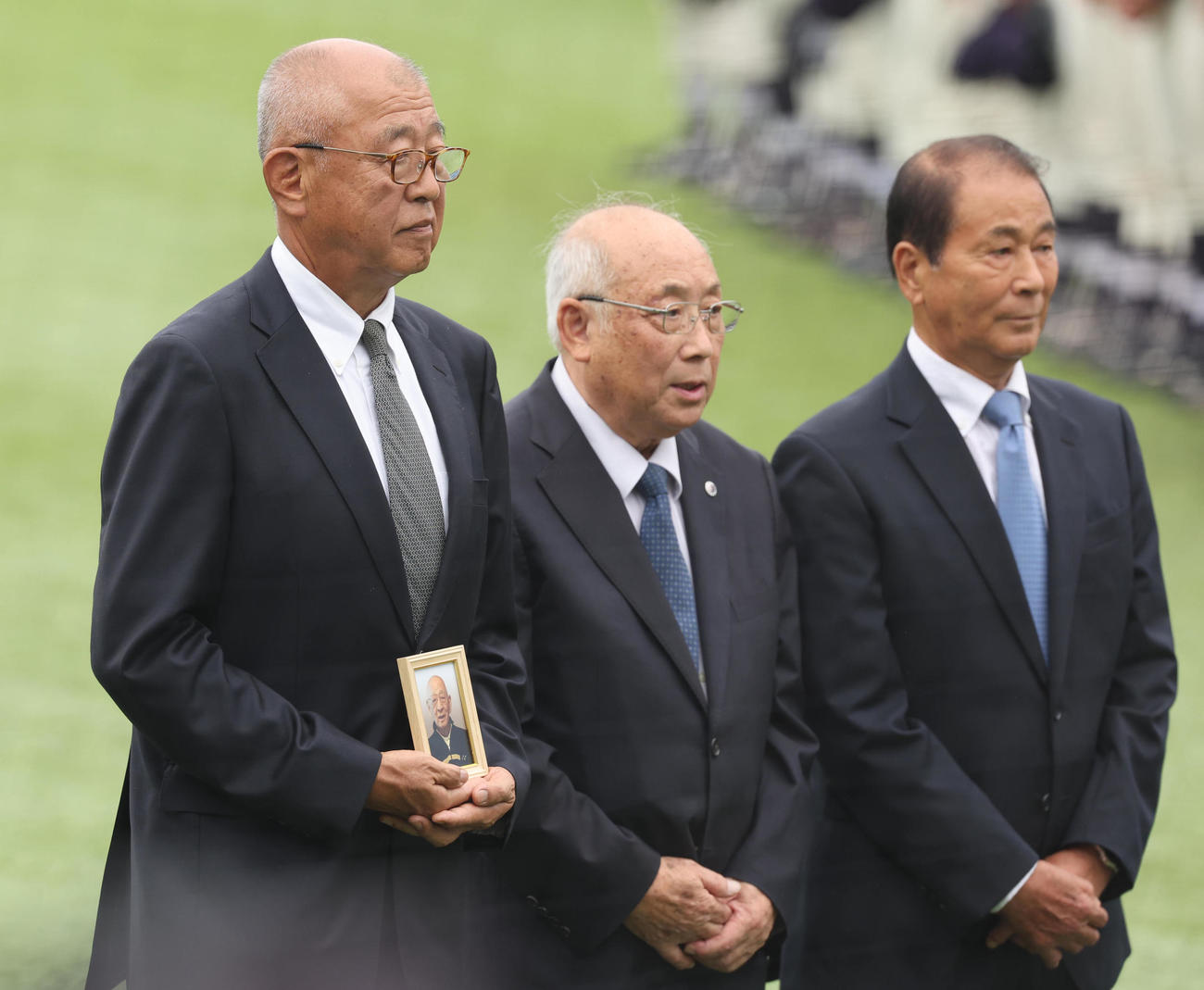 東大対明大　杉下茂さんの追悼セレモニーに出席した長男茂治氏（左）。右は高田繁氏（撮影・野上伸悟）