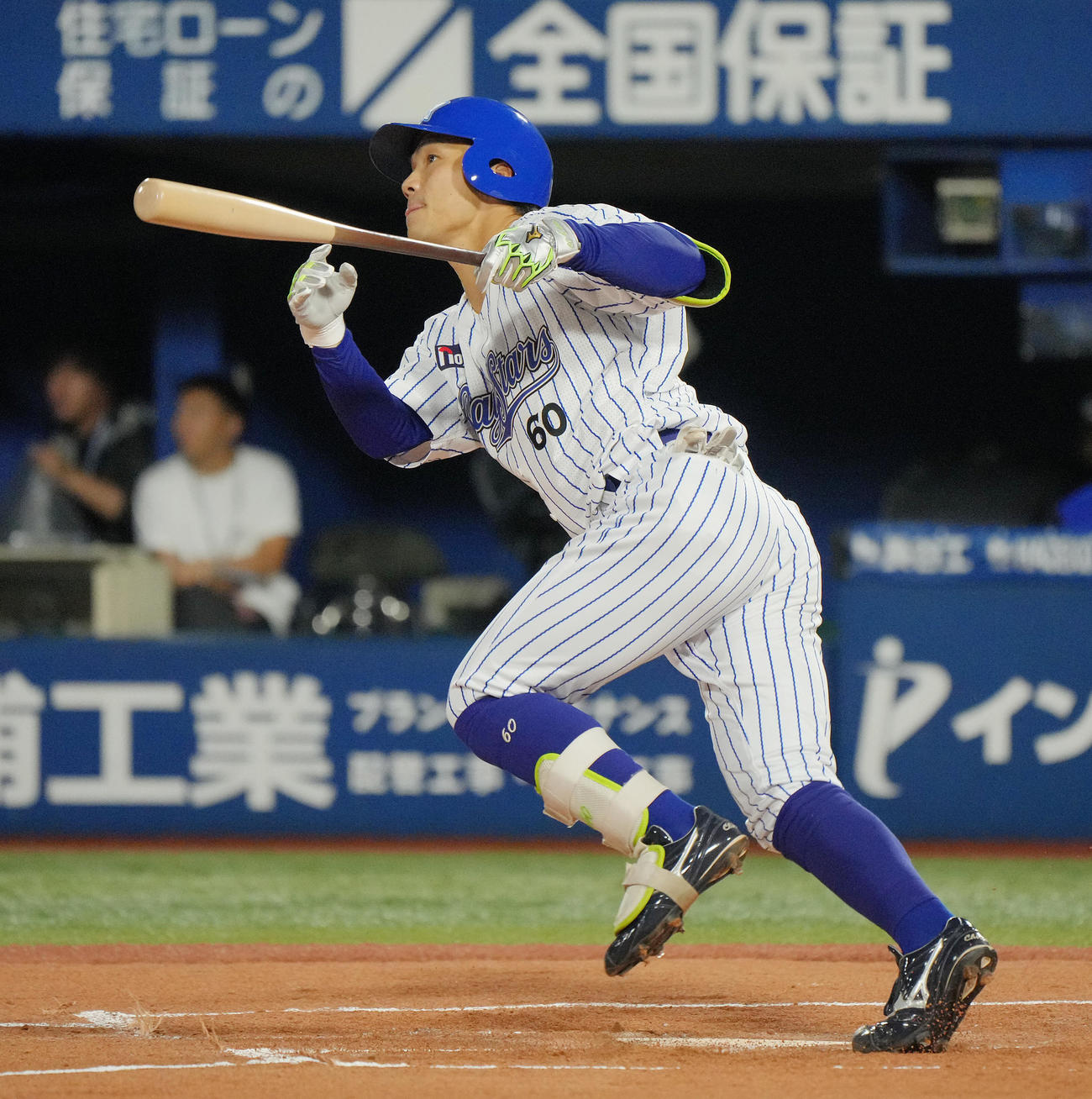 2023年9月8日、DeNA対ヤクルト　1回裏DeNA1死、左中間に先制のソロ本塁打を放つ知野