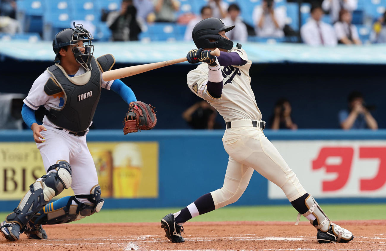 東大対明大　3回裏明大1死一塁、先制右越え2点本塁打を放つ直井（撮影・野上伸悟）