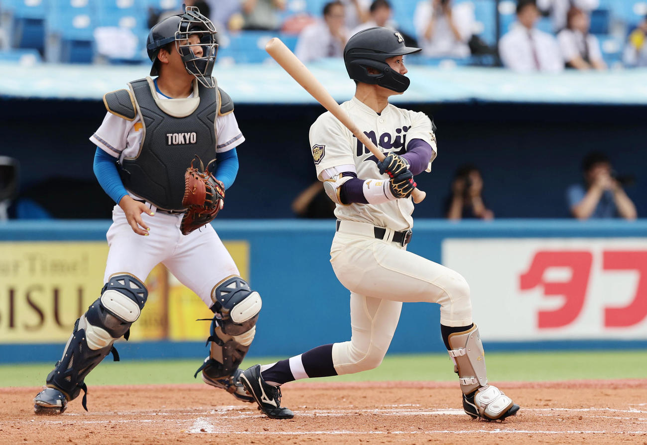 東大対明大　3回裏明大1死一塁、先制右越え2点本塁打を放つ直井（撮影・野上伸悟）