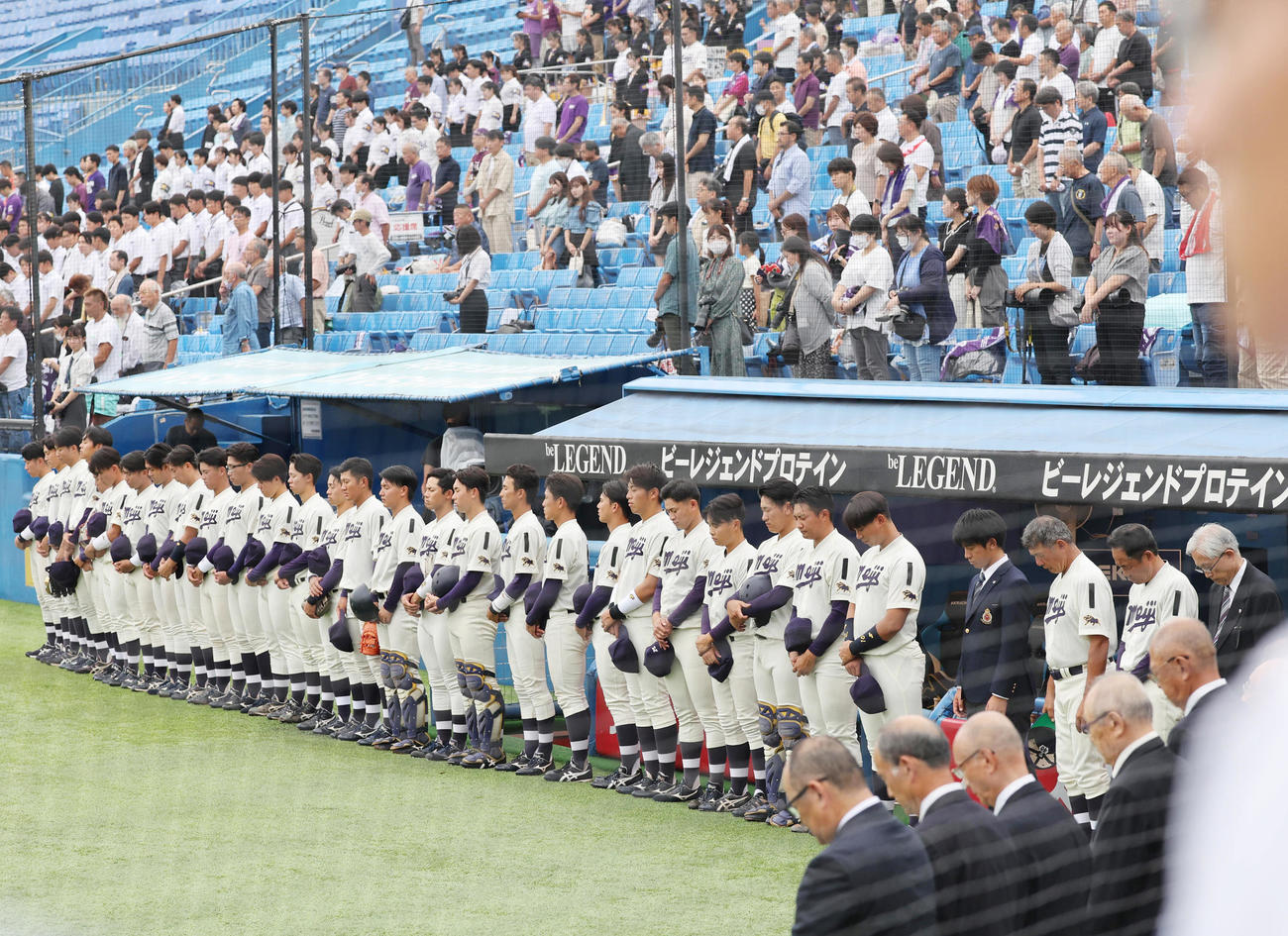 東大対明大　試合前にOBの杉下茂さんを悼み、黙とうする明大の選手ら（撮影・野上伸悟）