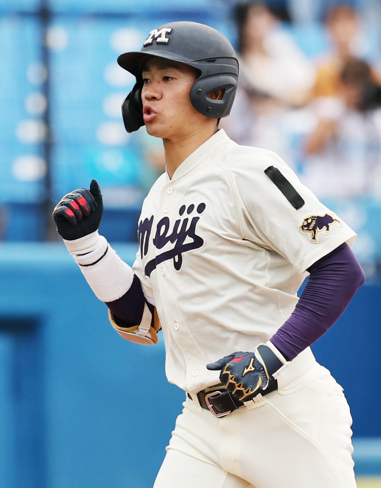東大対明大　3回裏明大1死一塁、先制右越え2点本塁打を放ち喜ぶ直井（撮影・野上伸悟）