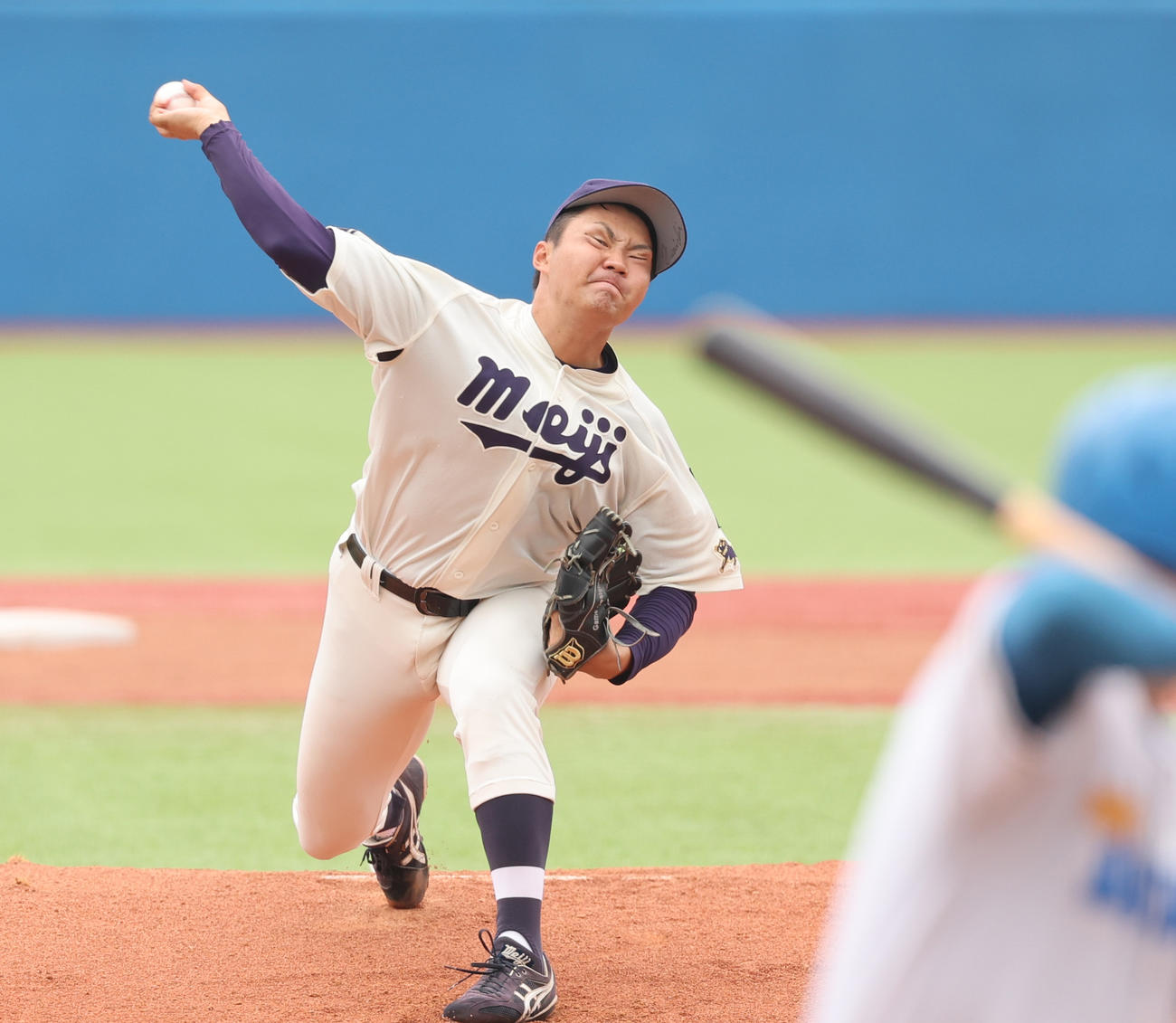 東大対明大　力投する明大先発の村田（撮影・野上伸悟）