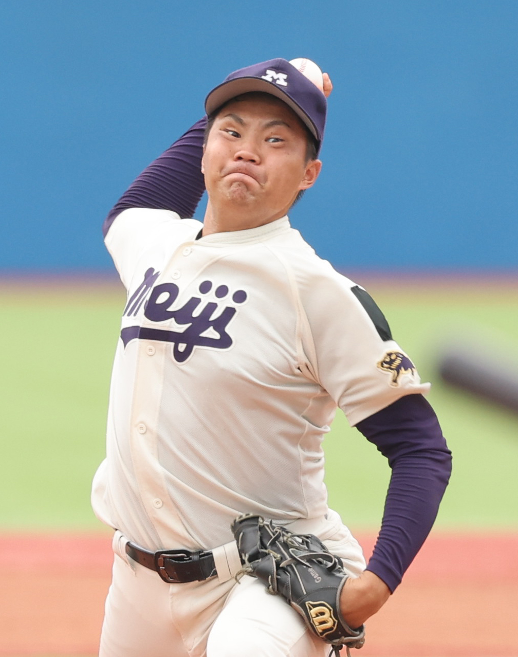 東大対明大　喪章をつけ力投する明大先発の村田（撮影・野上伸悟）
