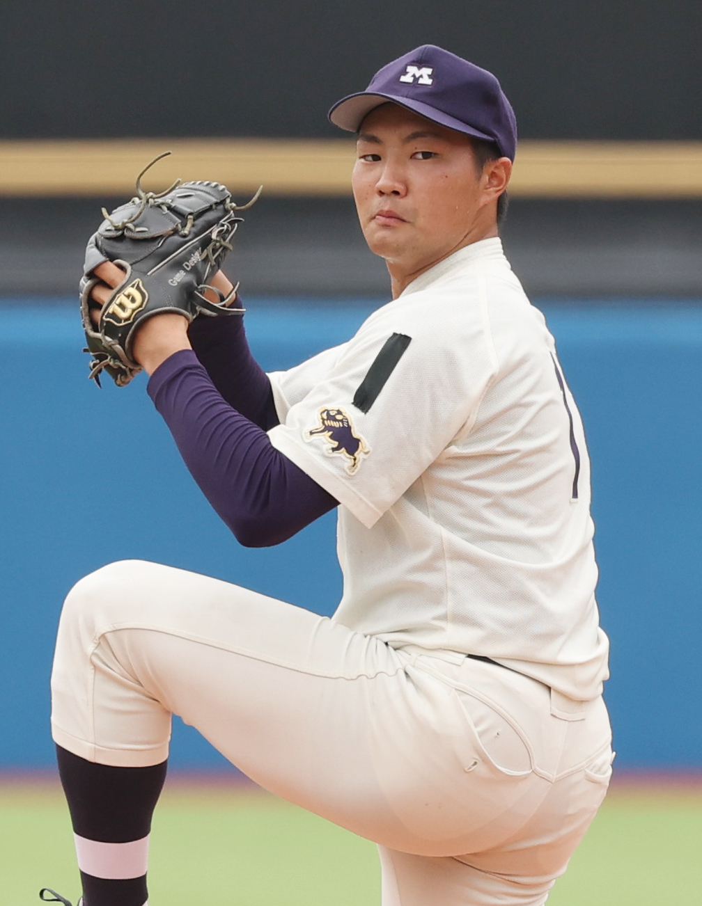 東大対明大　喪章をつけ力投する明大先発の村田（撮影・野上伸悟）