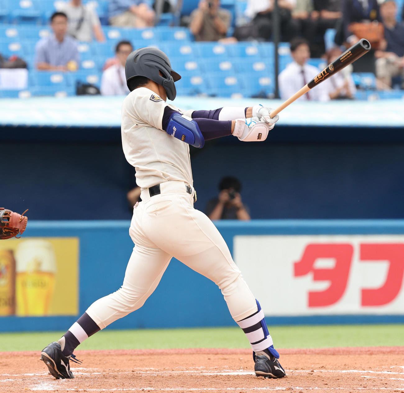 東大対明大　8回裏明大無死、左前打を放つ宗山（撮影・野上伸悟）
