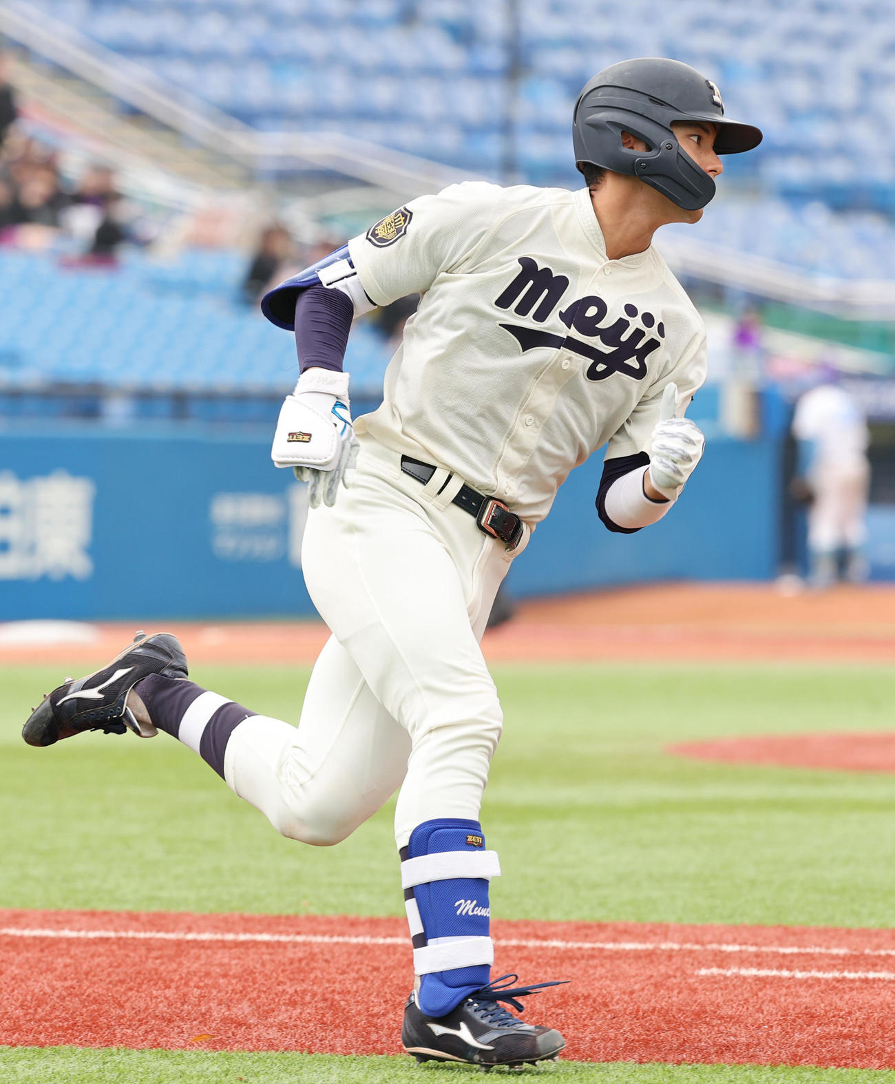 東大対明大　8回裏明大無死、左前打を放つ宗山（撮影・野上伸悟）